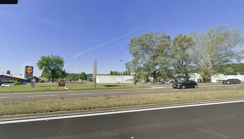 Retail in Compiègne for lease - Building Photo - Image 3 of 8