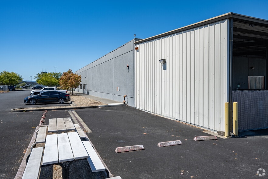 3780 Flightline Dr, Santa Rosa, CA for lease - Building Photo - Image 3 of 4