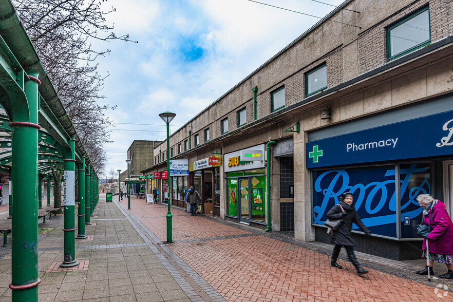 42-48 La Porte Precinct, Grangemouth for lease - Primary Photo - Image 1 of 3