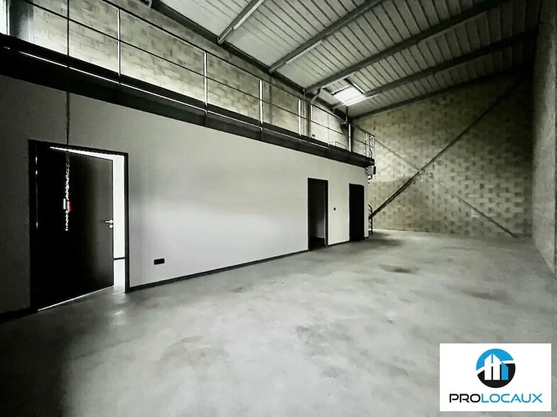 Flex in Margny-lès-Compiègne for lease - Interior Photo - Image 2 of 6