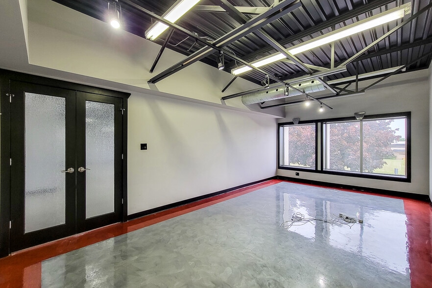 1070 Heritage Rd, Burlington, ON for lease - Building Photo - Image 2 of 8