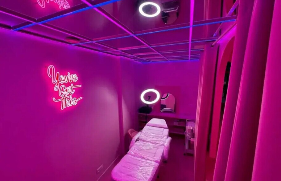 Retail in Paris for lease - Interior Photo - Image 3 of 3