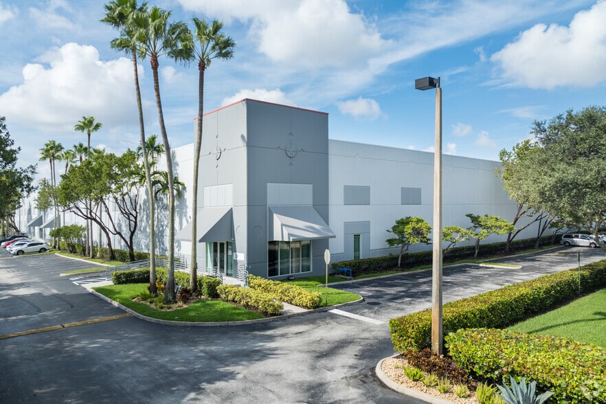 8815 NW 33rd St, Doral, FL for lease - Building Photo - Image 2 of 6