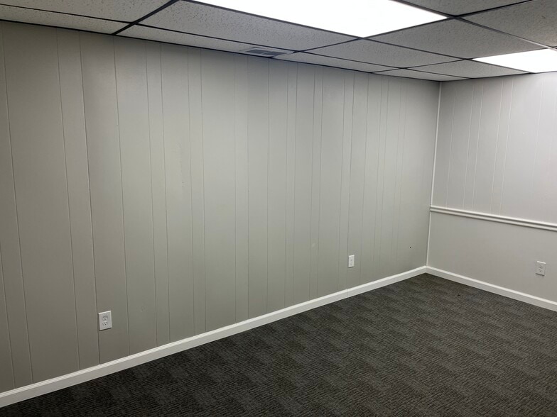 1112 Ulrich Ave, Louisville, KY for lease - Building Photo - Image 2 of 20