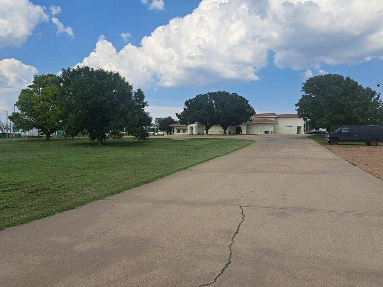 1401 W US Highway 54, Pratt, KS for lease - Building Photo - Image 3 of 20