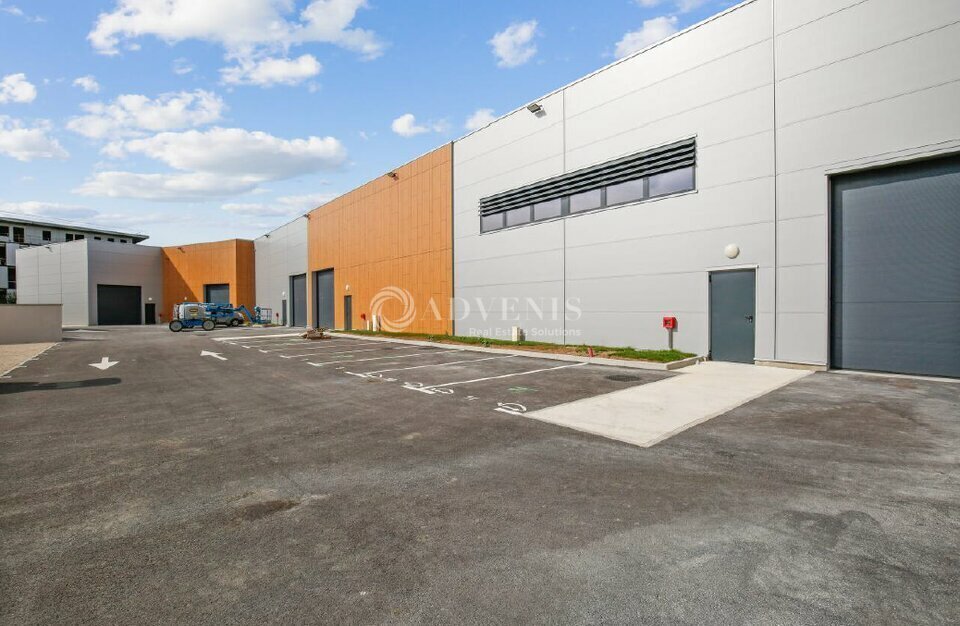Industrial in Grigny for lease Building Photo- Image 1 of 13