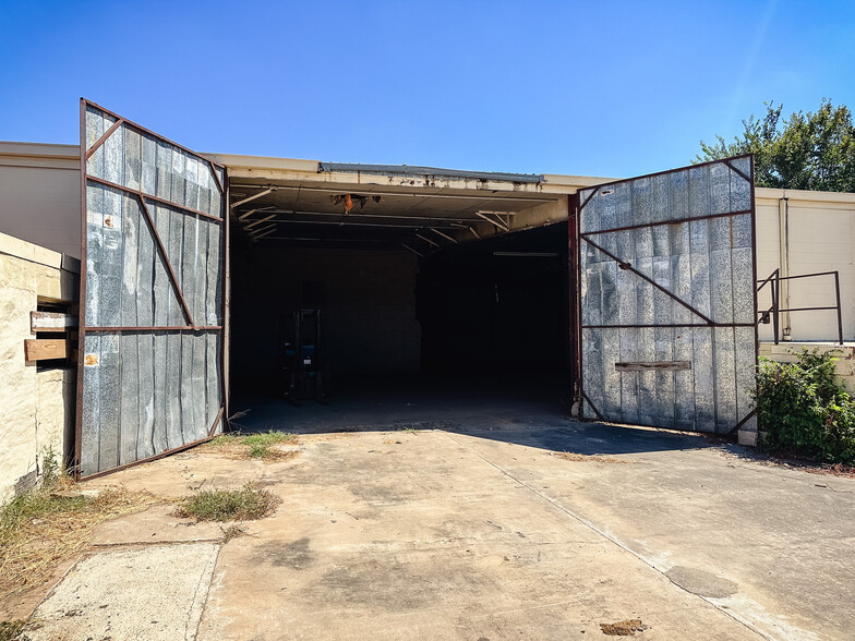 512 Jones St, Gonzales, TX for sale - Building Photo - Image 2 of 10