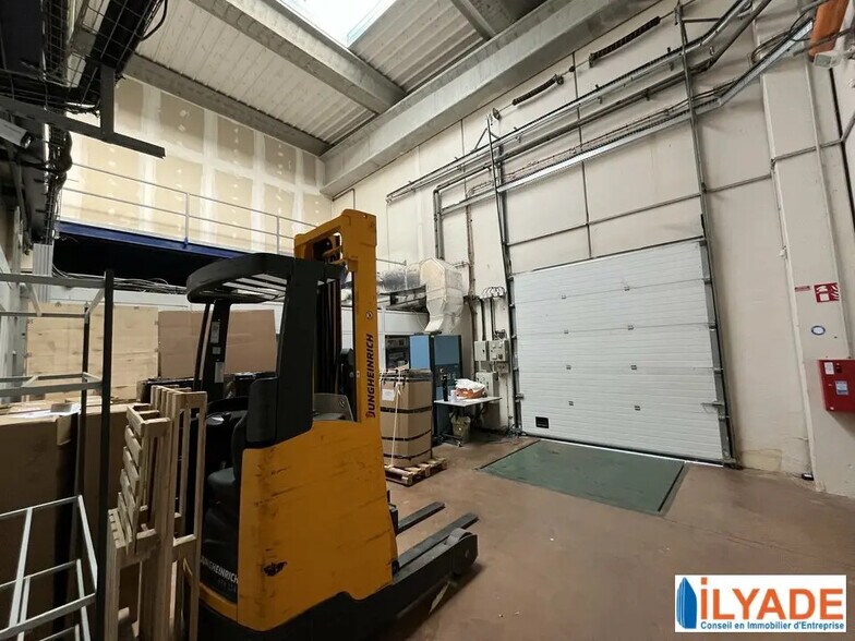 135 Avenue Victoire, Rousset for lease - Interior Photo - Image 3 of 10