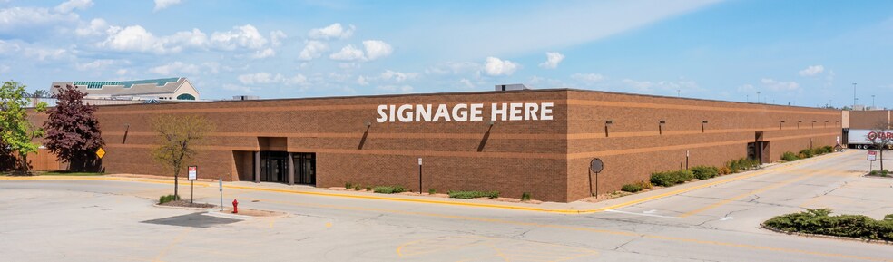4301 W Wisconsin Ave, Appleton, WI for lease - Primary Photo - Image 1 of 4