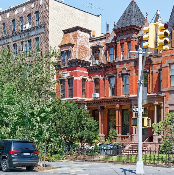 301 Washington Ave, Brooklyn, NY for sale - Primary Photo - Image 1 of 9