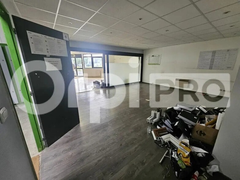 Retail in Cormontreuil for lease - Interior Photo - Image 3 of 8