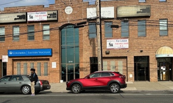 3219-3223 E Tremont Ave, Bronx, NY for lease - Building Photo - Image 2 of 9