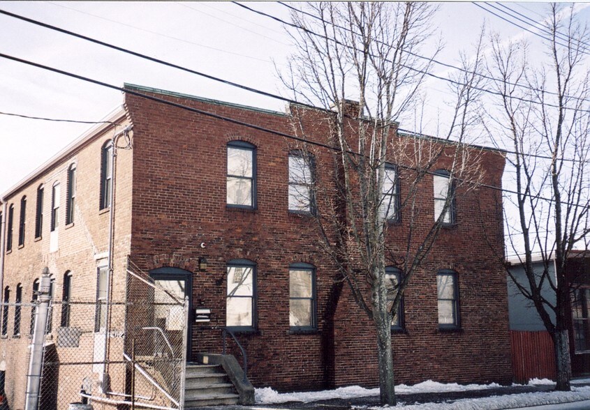 65 Walnut St, Peabody, MA 01960