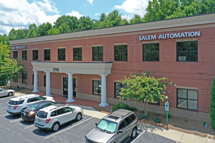 1598 Westbrook Plaza Dr, Winston-Salem, NC for lease - Building Photo - Image 3 of 6