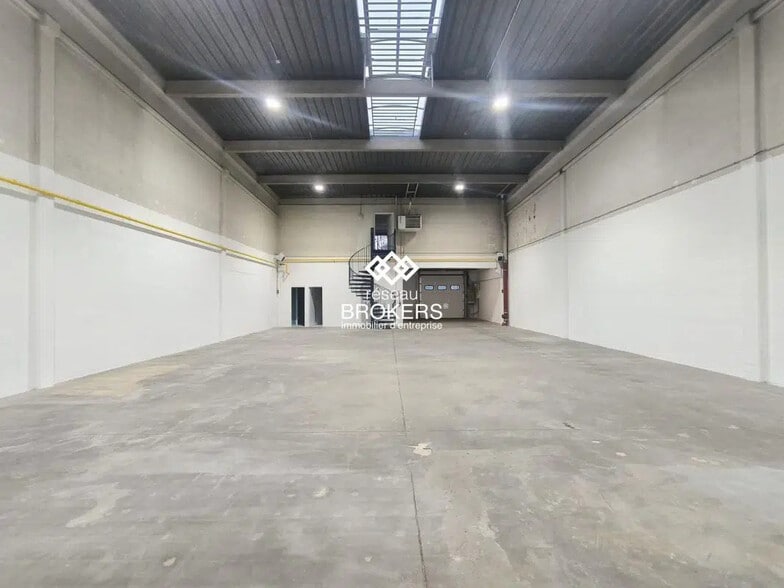 Flex in Les Ulis for lease - Interior Photo - Image 1 of 10