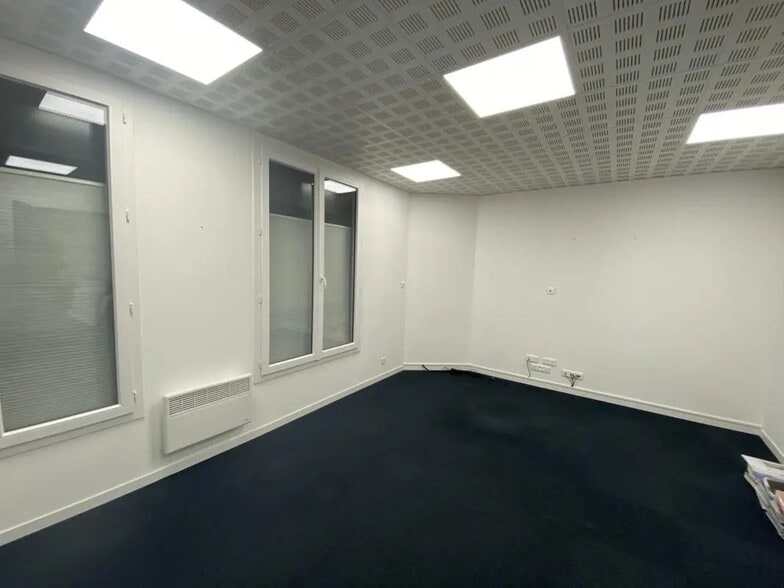 Office in Pacé for lease - Interior Photo - Image 2 of 4