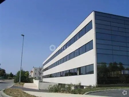 Office in Poissy for lease - Building Photo - Image 1 of 6