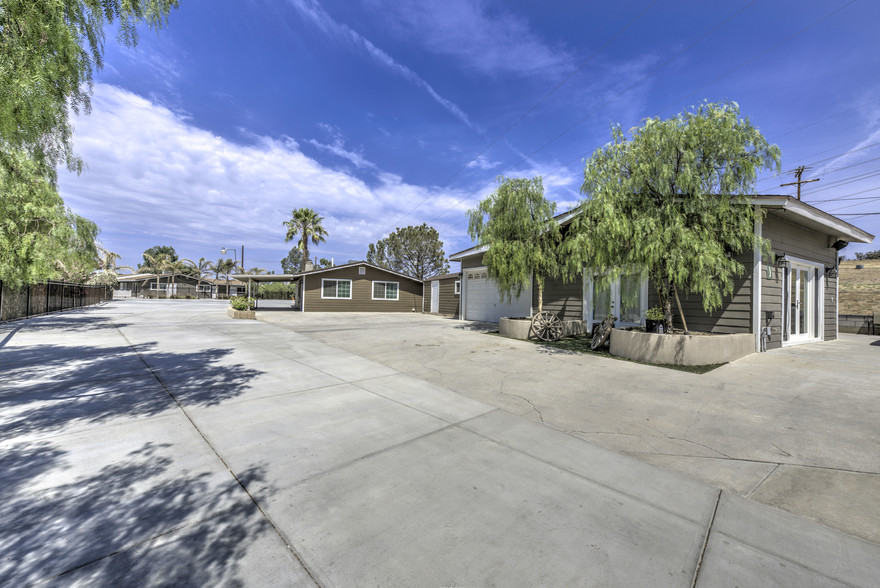 15541 Sierra Hwy, Canyon Country, CA for sale - Building Photo - Image 1 of 1