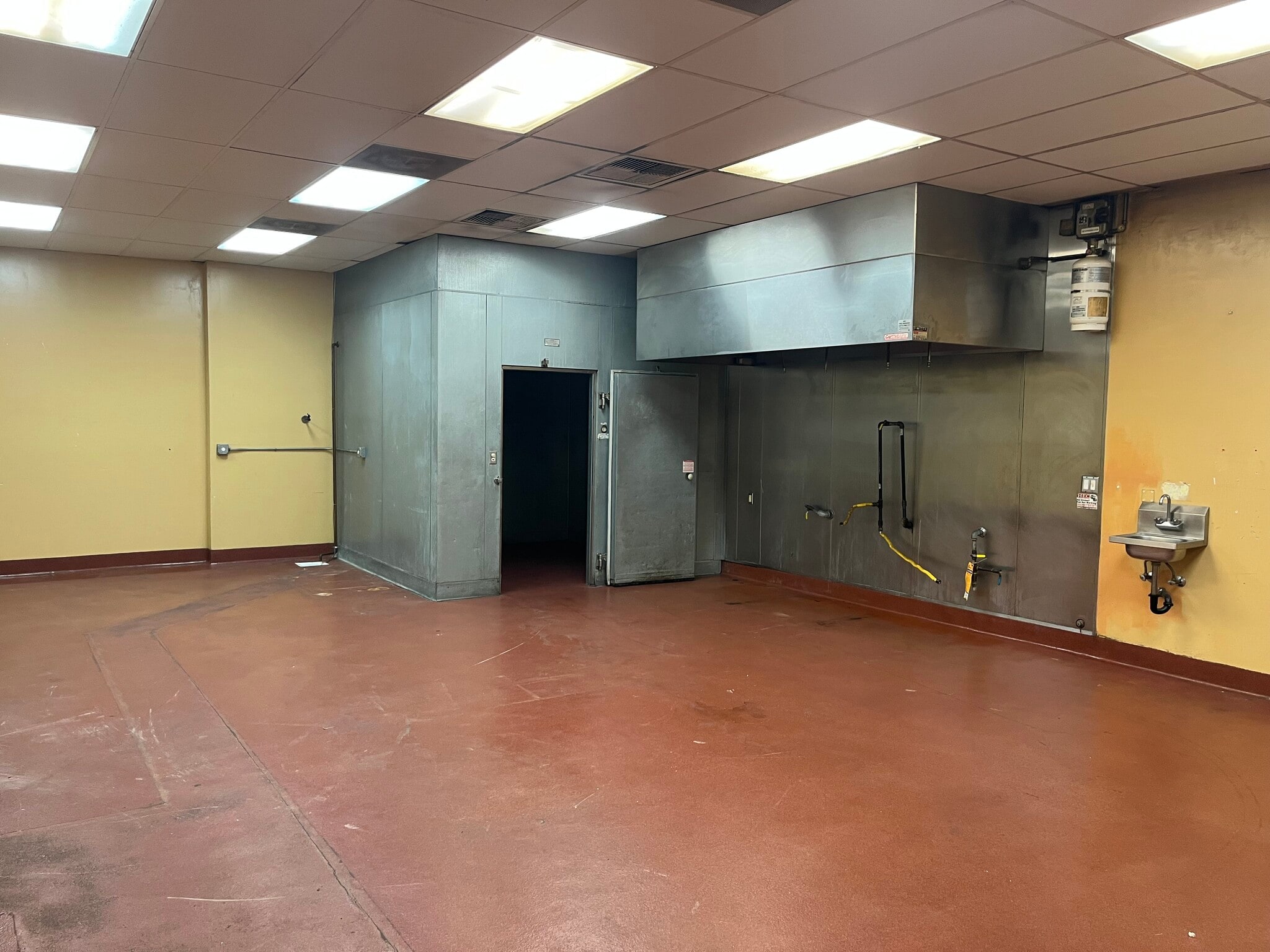 8116-8144 Deering Ave, Canoga Park, CA for lease Building Photo- Image 1 of 9