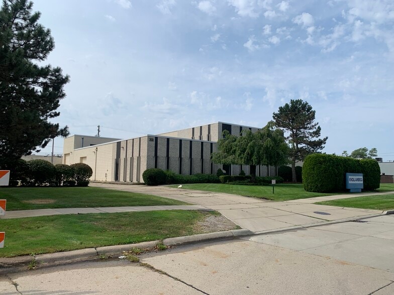 303-325 W Girard Ave, Madison Heights, MI for sale - Building Photo - Image 2 of 12