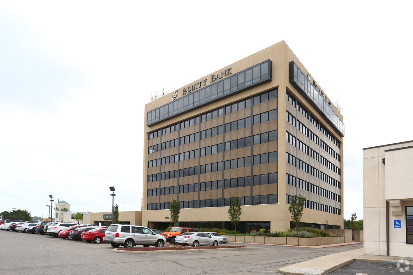 7701 E Kellogg Dr, Wichita, KS 67207