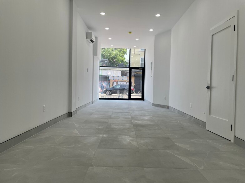 566 Wilson Ave, Brooklyn, NY for lease - Interior Photo - Image 2 of 12