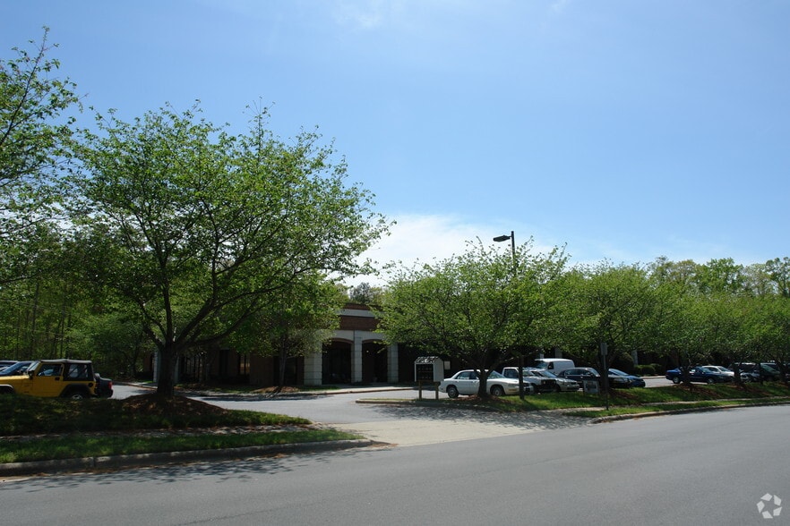 2400 Crownpoint Executive Dr, Charlotte, NC for lease - Building Photo - Image 3 of 15