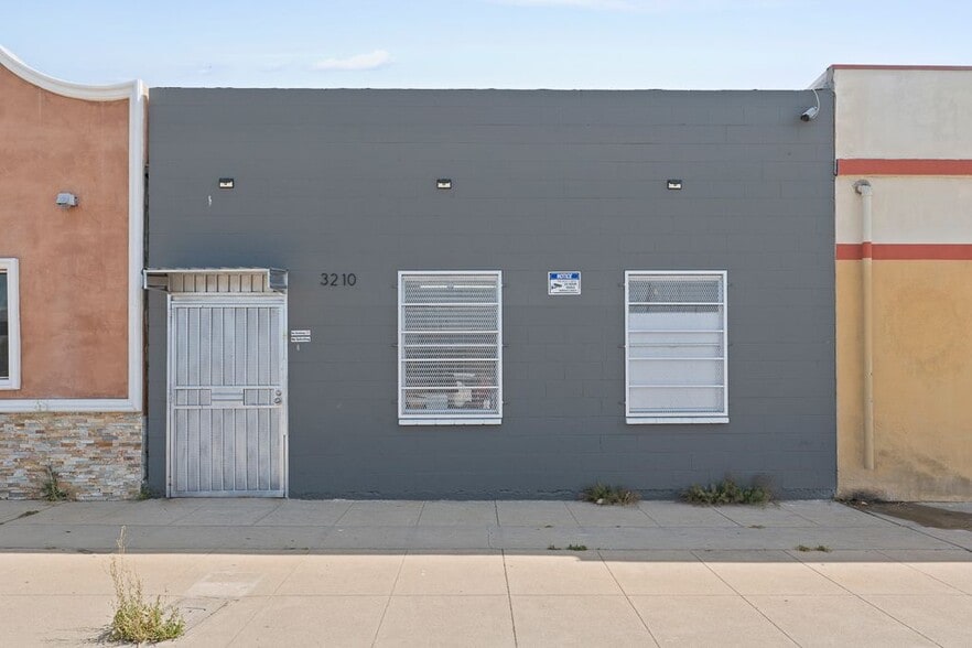 3210 N San Fernando Blvd, Burbank, CA for sale - Building Photo - Image 1 of 22
