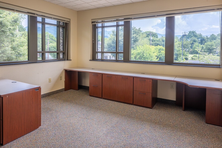 172 Riverbend St, Waynesville, NC for lease - Interior Photo - Image 2 of 30