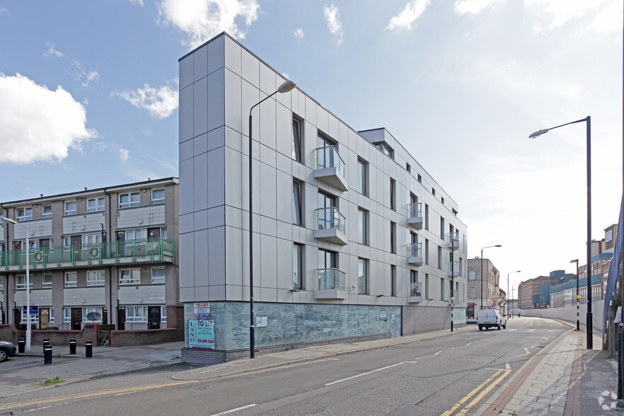 2-4 Connaught Rd, London for lease - Building Photo - Image 3 of 4