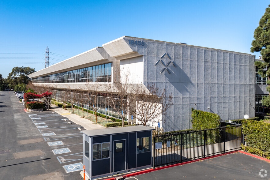 18455 S Figueroa St, Gardena, CA for lease - Primary Photo - Image 2 of 7