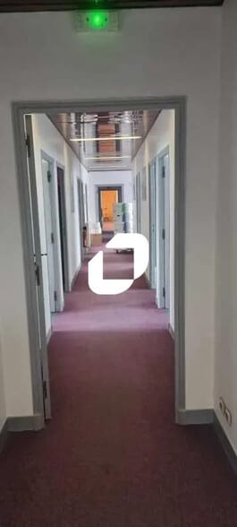 Flex in Montreuil for lease - Interior Photo - Image 3 of 10