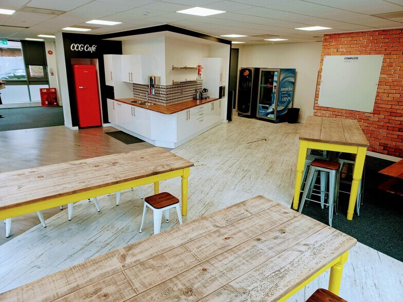 18-19 Station Rd, Sunbury On Thames for lease - Interior Photo - Image 2 of 12