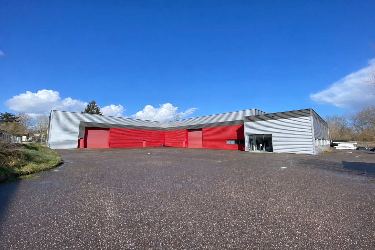 Industrial in Saint-Caprais-de-Bordeaux for lease Interior Photo- Image 1 of 9