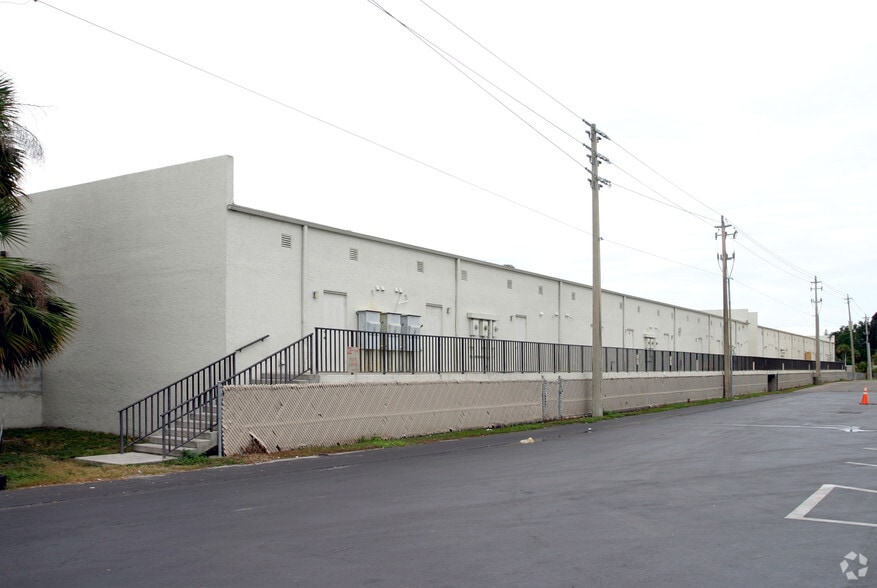 2740 Bayshore Dr, Naples, FL for lease - Building Photo - Image 3 of 10