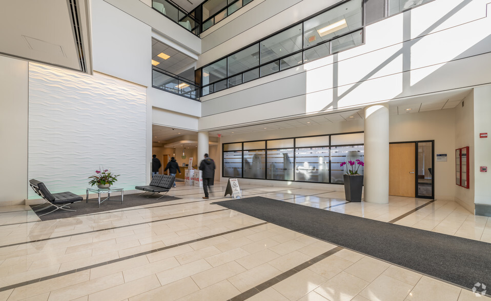 100 Hancock St, Quincy, MA for lease - Lobby - Image 3 of 7