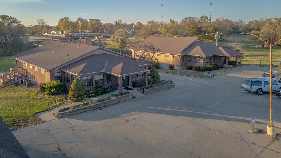 1006 N Jesse James Rd, Excelsior Springs, MO for sale - Primary Photo - Image 1 of 1