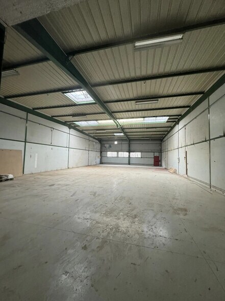 Flex in Lognes for lease - Interior Photo - Image 2 of 4