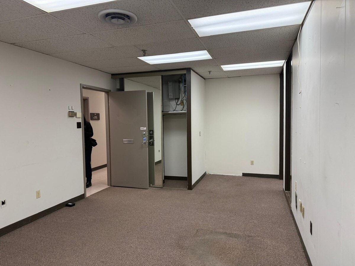 2465 Cawthra Rd, Mississauga, ON L5A 3P2 - Unit 103 -  - Interior Photo - Image 1 of 4