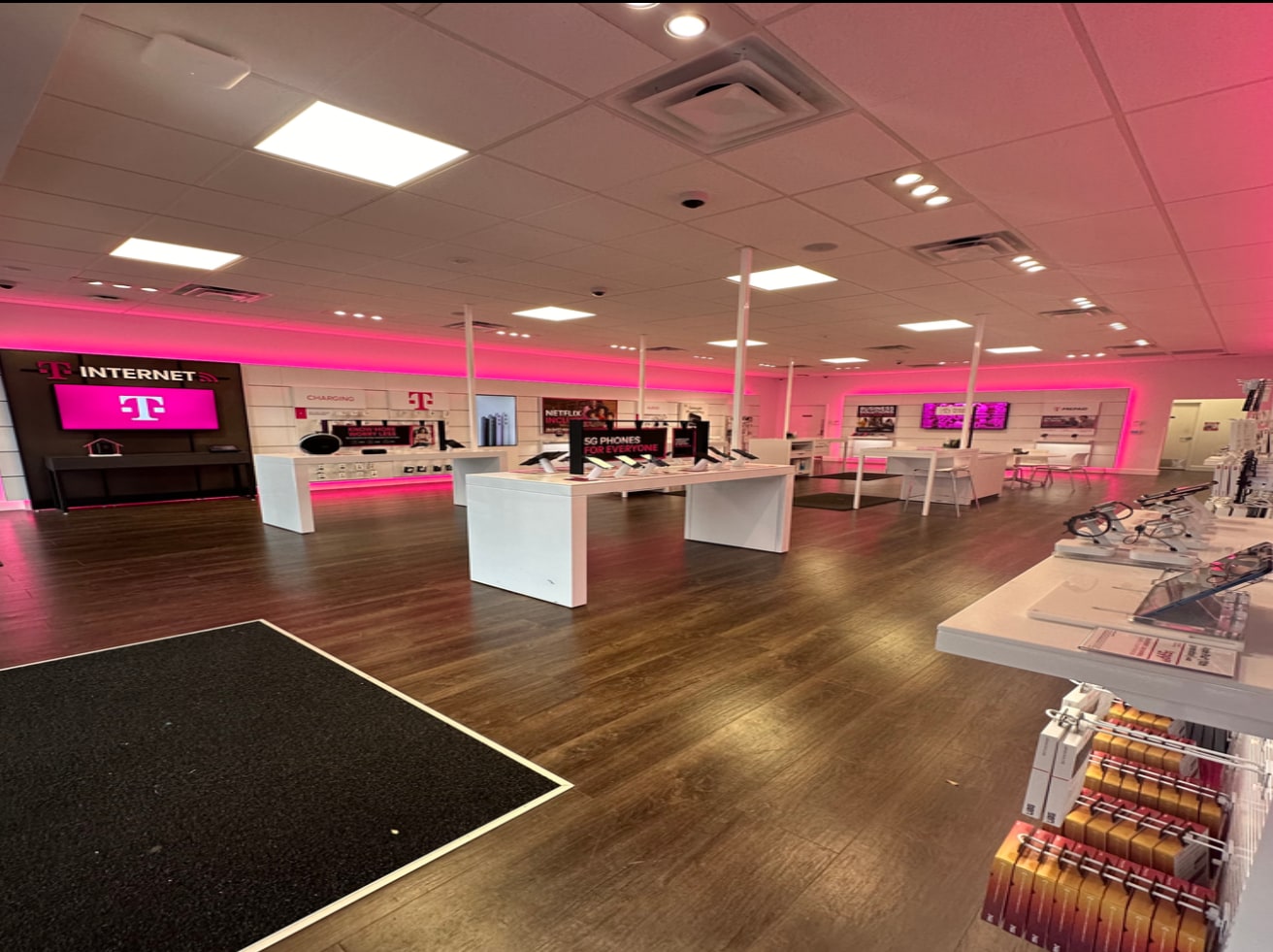 1912-1930 W Brandon Blvd, Brandon, FL for lease Interior Photo- Image 1 of 1