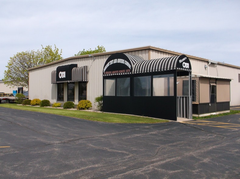 110 E Fernau Ave, Oshkosh, WI for sale - Primary Photo - Image 1 of 1