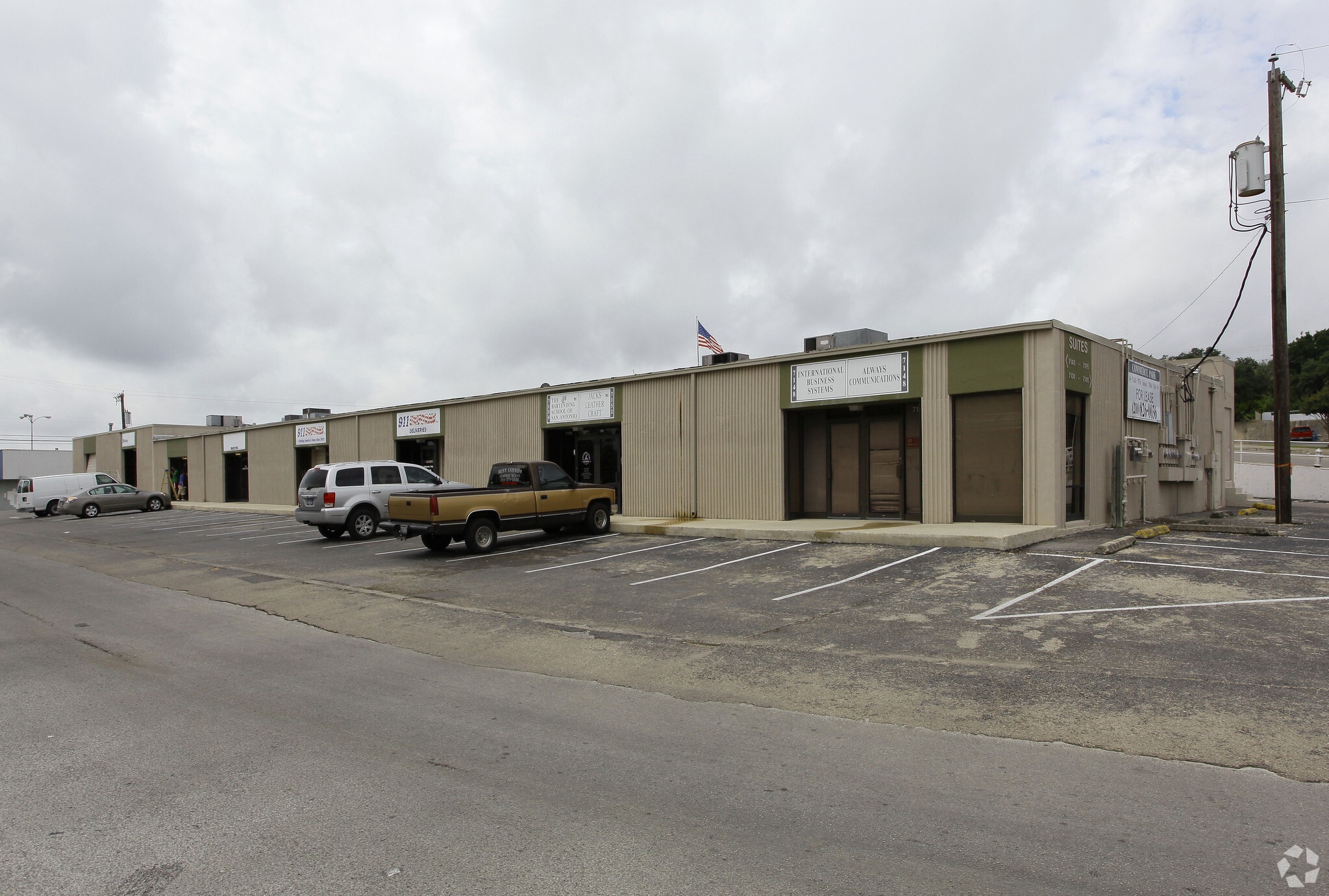 7102-7176 Oaklawn Dr, San Antonio, TX for lease Building Photo- Image 1 of 10