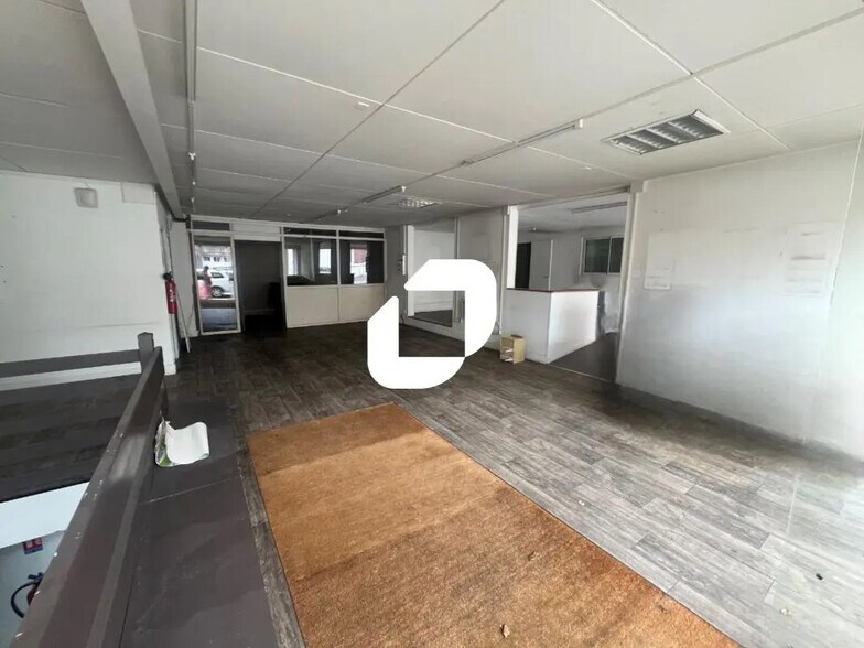 Retail in Valenciennes for lease - Interior Photo - Image 3 of 8