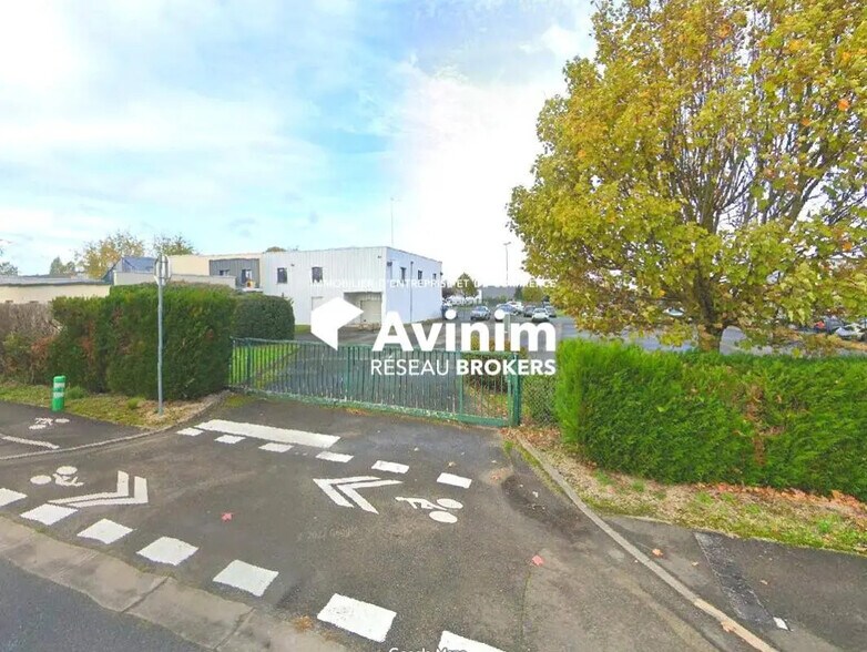 Office in Ormes for lease - Building Photo - Image 1 of 12