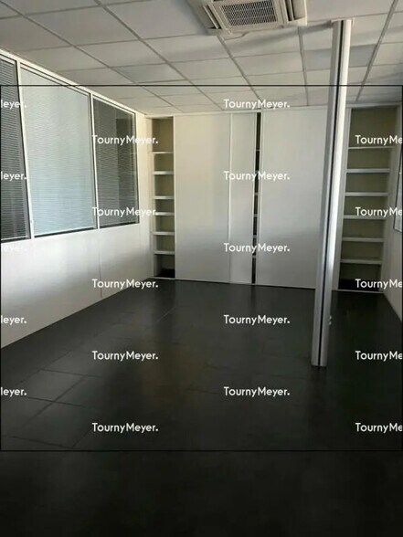 Flex in Rennes for lease - Interior Photo - Image 2 of 3