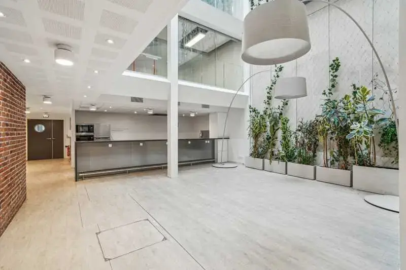 9 Rue Christophe Colomb, Paris for lease - Interior Photo - Image 2 of 3