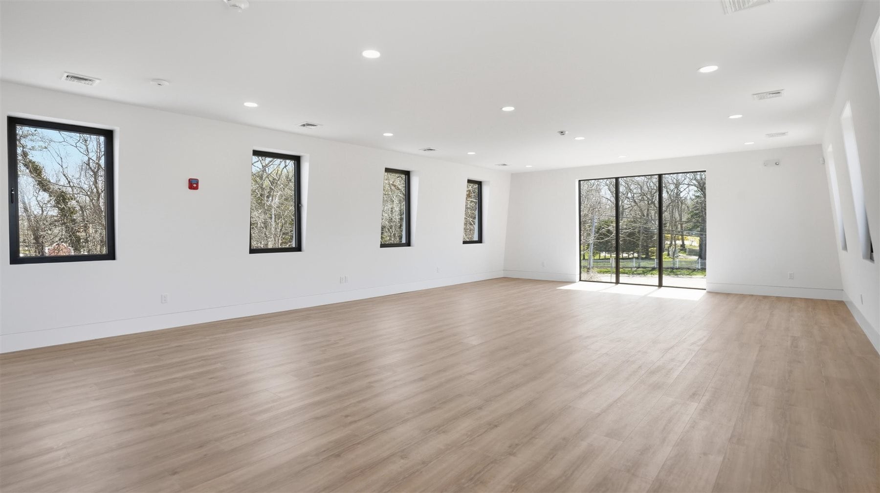 200 W Montauk Hwy, Hampton Bays, NY for lease Interior Photo- Image 1 of 5