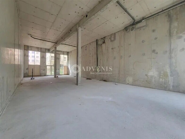 Retail in Saint-Ouen-sur-Seine for lease - Interior Photo - Image 2 of 5