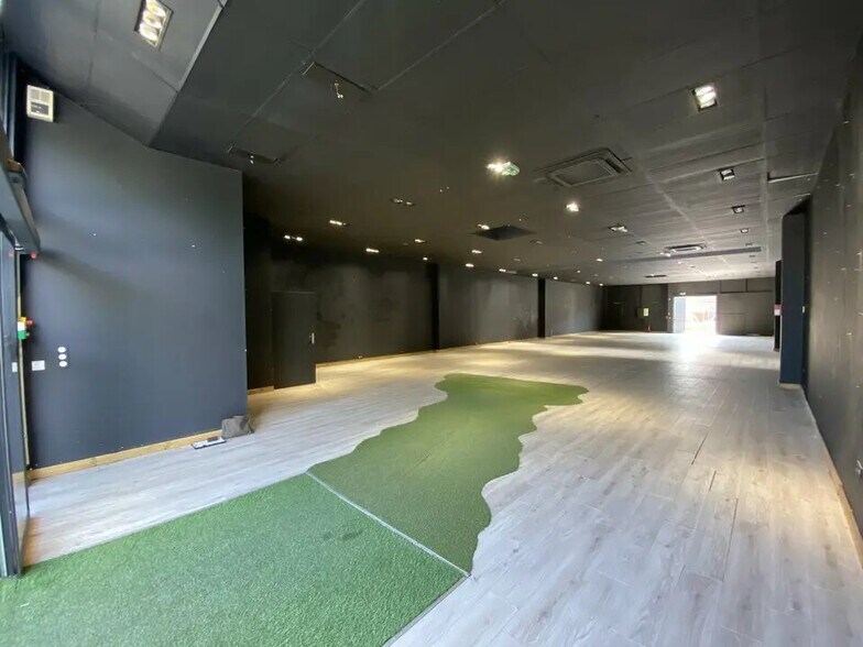 Retail in Mandelieu-la-Napoule for lease - Interior Photo - Image 1 of 4