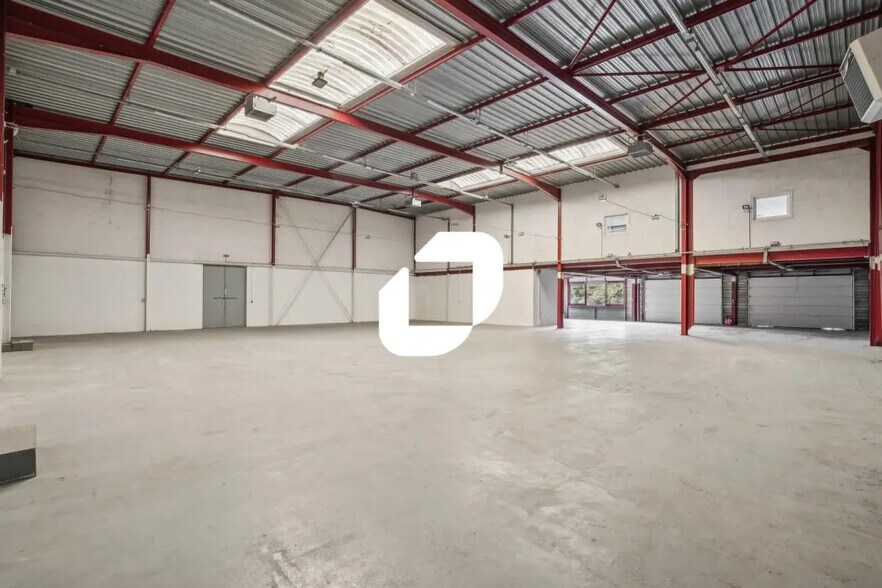 Flex in Créteil for lease - Interior Photo - Image 1 of 10